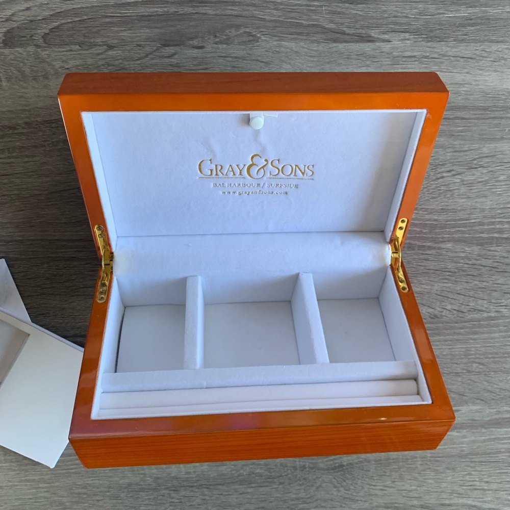 ❌❌SOLD❌❌ Gray & Sons watch box with cleaning cloth - Picture 9 of 15